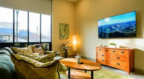 Peridot Suite - NEW 2bdrm 2bath Loft near Mass! - Image 2