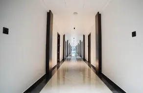 7 The Business Hotel - Image 2