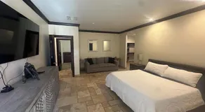 Spacious 5-bedroom farmhouse in Laveen with AC - Image 2