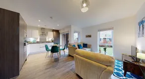 Luxury 2 Bed Apartment with Parking near London - Image 2