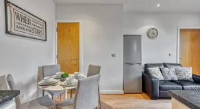 Cosy Central 2-Bed Flat City View & Parking - Image 5