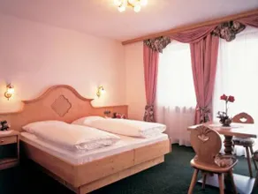 Hotel Wochtla Buam Aktivhotel am Kronplatz mit Sauna - Image 2