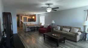 House with King Bed & Fire-pit Minutes to Cota and Tesla, Near Airport - Image 2