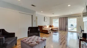 4 bedroom house with a pool - Image 2