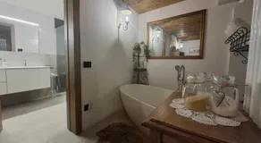 La SUITE delle Scuderie di Casa Bernardi con Vasca Freestanding, PetFiendly con Area Cani - Image 2