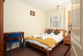 Charming and Cosy Home- Sleeps 4, Free Parking, Private Patio - Steps from Warwick Castle & Town! Perfect for Workstations, Races and Cotswolds Getaways! Book Now - Image 2