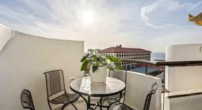 Elegant Duplex with Parking by Beachfront Stay - Image 5