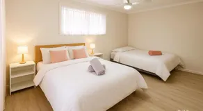 Canal View Holiday-2 Rooms-max 6-120m2 -Host Shared Laundry-No Tax Invoice - Image 2