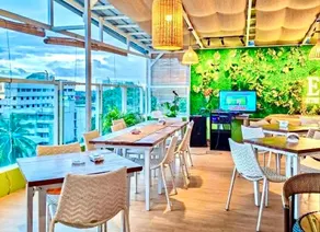 The Upperhouse Hotel – Boutique Stay with City & River Views - Image 4