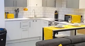 Modern One Bedroom Flat with Private Back Garden - Image 5