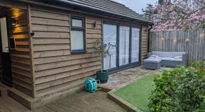 Stylish central Horsham residence with parking and hot tub - Image 2