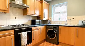 Stylish Village Townhouse w/ Parking – Near Leeds & York - Image 3