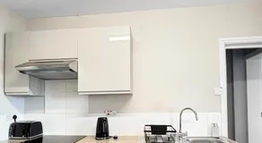 Amaya Four - Sleeps 5 - 1 bed - Newly renovated- Close to town centre -Grantham Free Gym Access - Image 3
