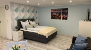 Modern apartment especially suited for business consultants I close to Telekom, UN Campus I public transport nearby I reserved parking - Image 2