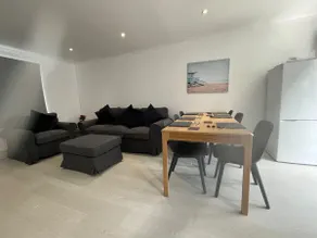 Brighton Central Home with free parking - Image 2