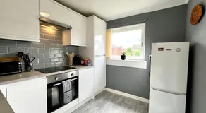 Spacious 2 Bed-Flat in Glasgow City - Free Parking - Image 3