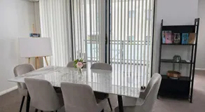 Cosy Urban Stay - Image 4