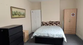 Comfortable Double Room Close to Nottingham Station with Free Parking & WiFi - Image 5