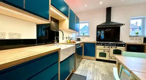 Massive New 8 bedroom House Sleeps up to 21 - Accepts Groups - Great Location - FREE Parking - Fast WiFi - Smart TVs - sleeps up to 21 people - Close to Bournemouth & Poole Town Centre & Sandbanks - Image 5