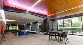 2BR CBD pad, city views, free parking, pool, gym - Image 4