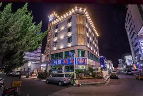 Hotel Gray - Image 3