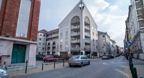 4-room home with AirCon and balcony free parking - Image 4