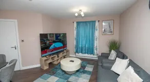 Elegant and Modern Apartment 3 Double Bedroom Near City Centre Entire House Parking - Image 2