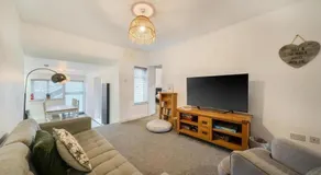 Spacious Three Bedroom Flat in Filey Town Centre with Workspace - Image 2