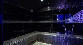 Le Majestic Spa Loveroom Jacuzzi et hammam - Image 5