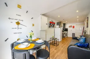 Phenomenal Stay - Private Parking & Hot tub - Image 5