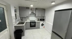 3 Bedroom Home Near Tube Station Easy London Access Peeams Abode Borehamwood - Image 4