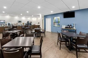 Econo Lodge - Image 3