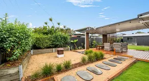 Spacious Beachmere Retreat - Walk to the Bay - Image 5