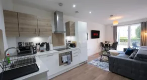 Stylish Stay for 4 - Parking - Private Patio - Image 2