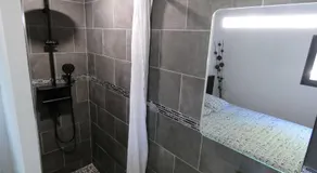 Proche Lac du Salagou, Chambre agréable avec salle d'eau et WC privé - Image 5