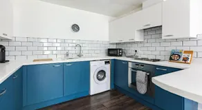 2 Bed Apartment West Hull Secure Parking suit Work or Leisure - Image 3