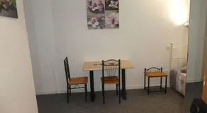 eTANIT ! Parking VélO, Etape Bicycle - 1mn a toute Connection Bus,Train et Aéroport - Calme Plein Centre de Beziers pour visiter,manger - Chambres Climatisées, Spacieuses Amenagees pour Singles, Couple, et ou Familles - Consigne et Petit Dej en plus - Image 3