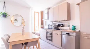 Bright and confortable apartment in downtown BLM - Image 3