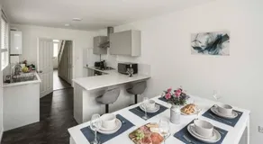 Elegant 5 bed house with parking- Photo ID Required - Image 3