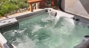 Chambre familiale avec piscine chauffée et jacuzzi - Image 4