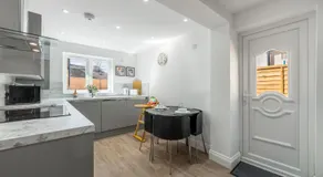 Entire 3 Bedroom House in London - Canning Town, City Airport, London ExCel - Image 4