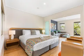 Sunny Top-Floor Pool View 1Bedroom Spa Suite - Image 2