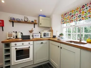 Cottage in St Mawgan near Mawgan Porth Beach - Image 4