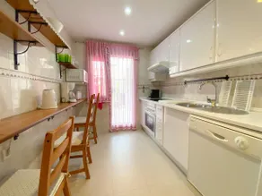 Easy Parking Poolside 2 Bedroom - E20 - Image 5