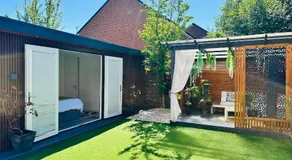 MeeZee Pearl Double Bed Lodge With Free Parking - Image 3