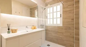 Top floor with ocean view - Image 2