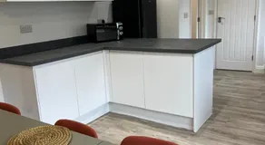 3 Bedroom Gatwick Free Parking Fast Wi-Fi - Image 4