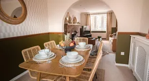 Sleeps 8-10 Cotswold Home with Hot Tub & Parking - Image 3