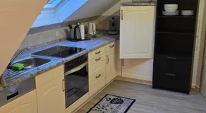 Frisch renovierte, gemütliche 1 ZKB Dachgeschosswohnung - Image 2