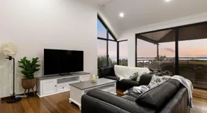 Waterfront Retreat Estuary Views & Balcony - Image 2